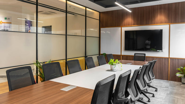 Sala de juntas corporativa con sillas ergonómicas de malla Massivo Sillas